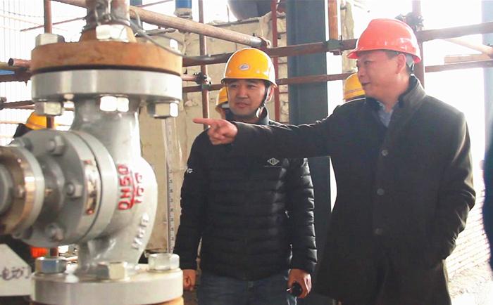 杨光君(右一)在施工现场指导工程质量建设.图片来源:济宁文明办